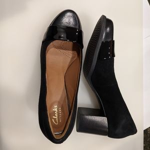 EUC Clarks 2" block heel